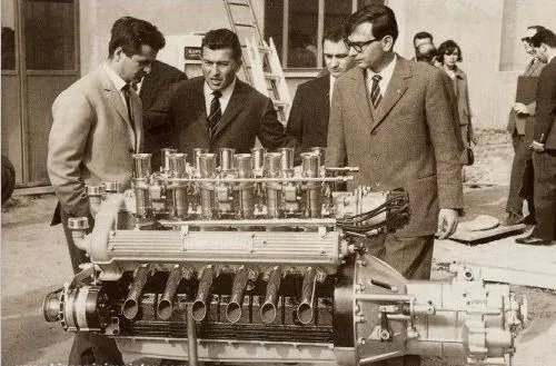 Giotto Bizzarrini, Ferruccio Lamborghini und Giampaolo Dallara im Jahr 1963,