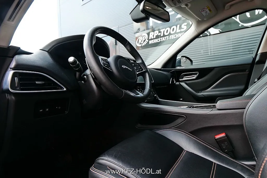 Jaguar F-Pace 25d AWD Prestige Aut. Image 10