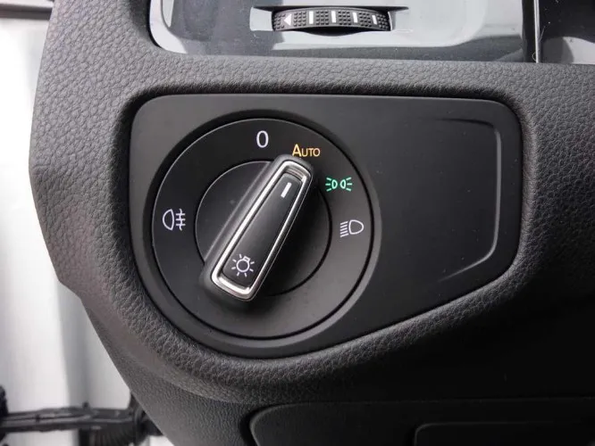 Volkswagen Golf 1.5 TSi 150 R-Line + LED Lights + GPS + Adaptiv Cruise Image 10