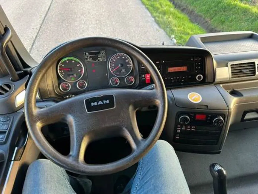 MAN 12.220   Image 3