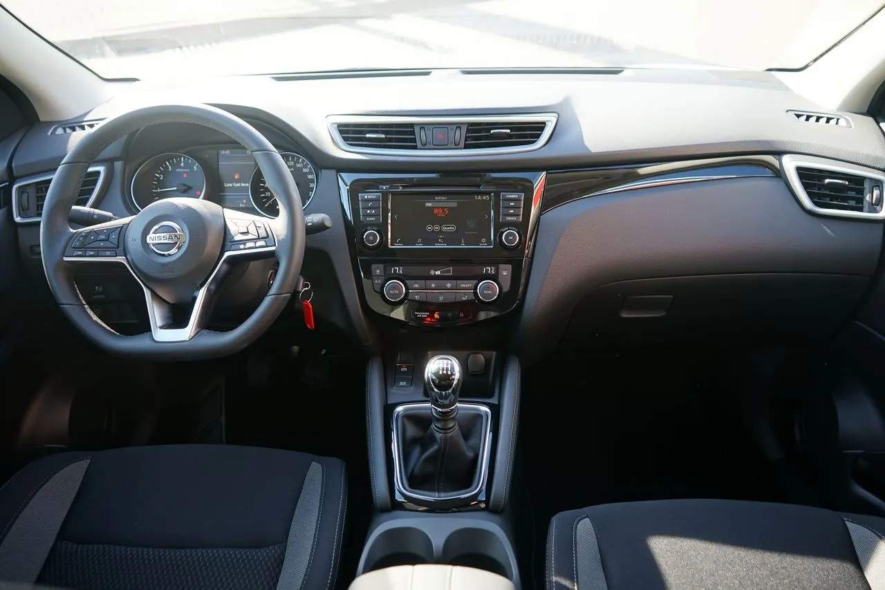 Nissan Qashqai 1.3 DIG-T...  Image 9