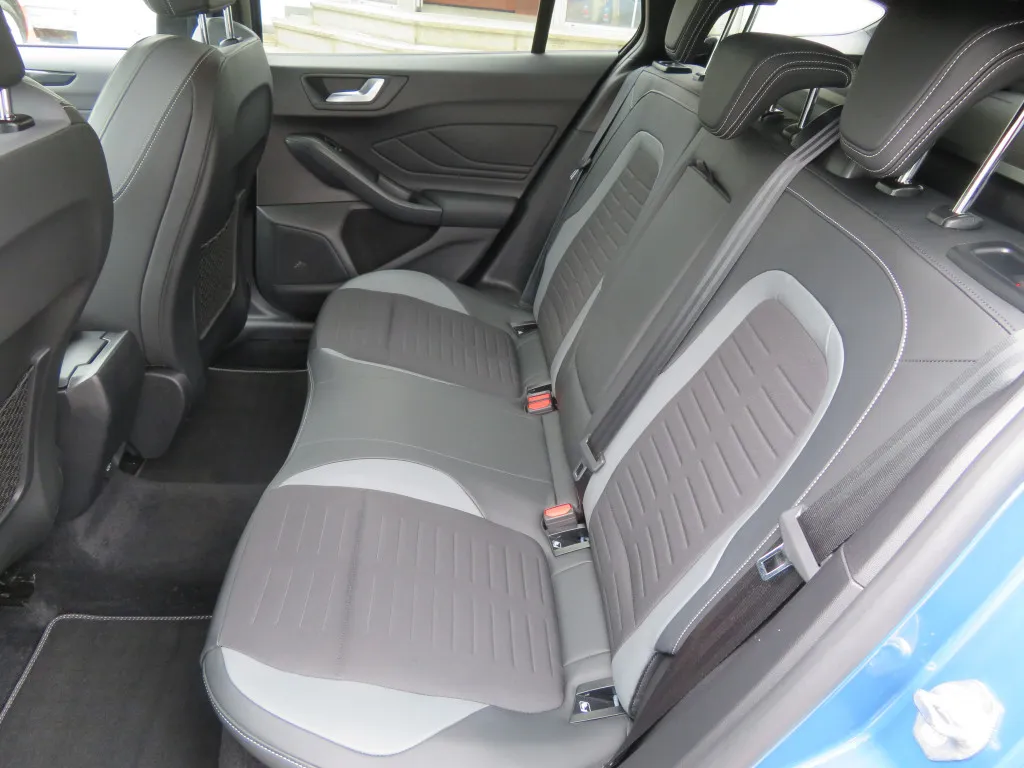 Ford Focus TURNIER 2,3 ST*PERFORMANCE*NAVI*IACC* Image 9