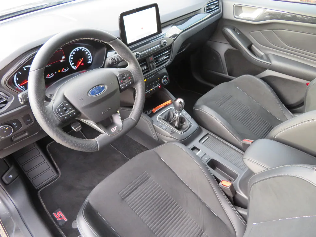 Ford Focus TURNIER 2,3 ST*STYLING PAKET*PERFORMANCE* Image 4