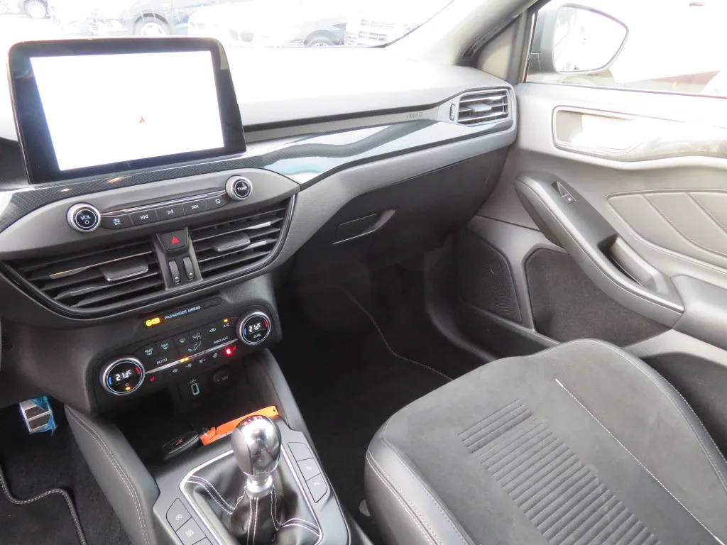 Ford Focus TURNIER 2,3 ST*STYLING PAKET*PERFORMANCE* Image 7