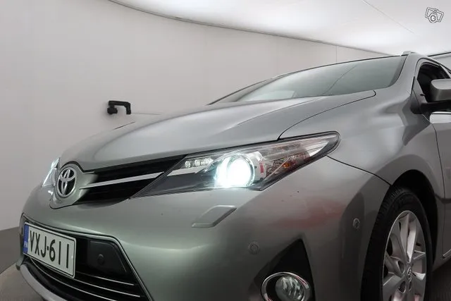 Toyota Auris Touring Sports 1,6 Valvematic Premium - / Pkamera / Tutkat / Lohko ja sisäp / Vakkari Image 9