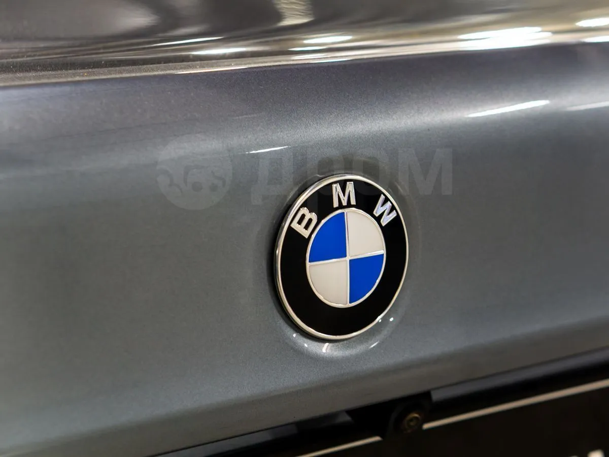 BMW 5-Series  Image 9