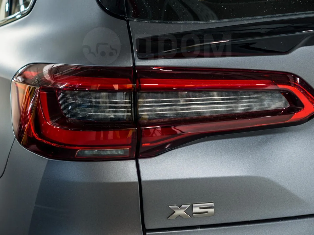 BMW X5 xDrive M50d AT Base Image 10