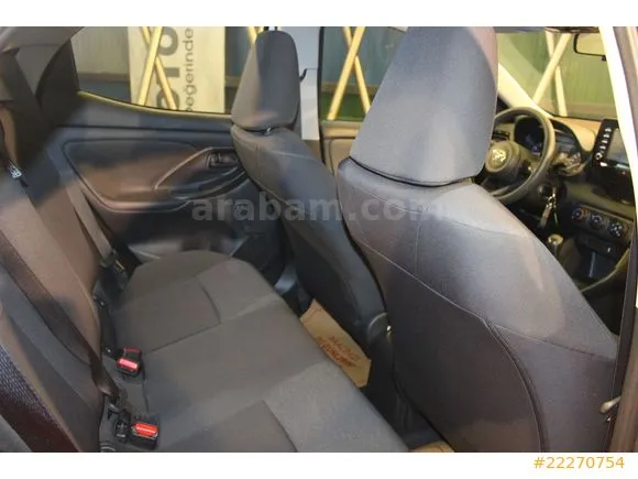 Toyota Yaris 1.0 Vision Image 10